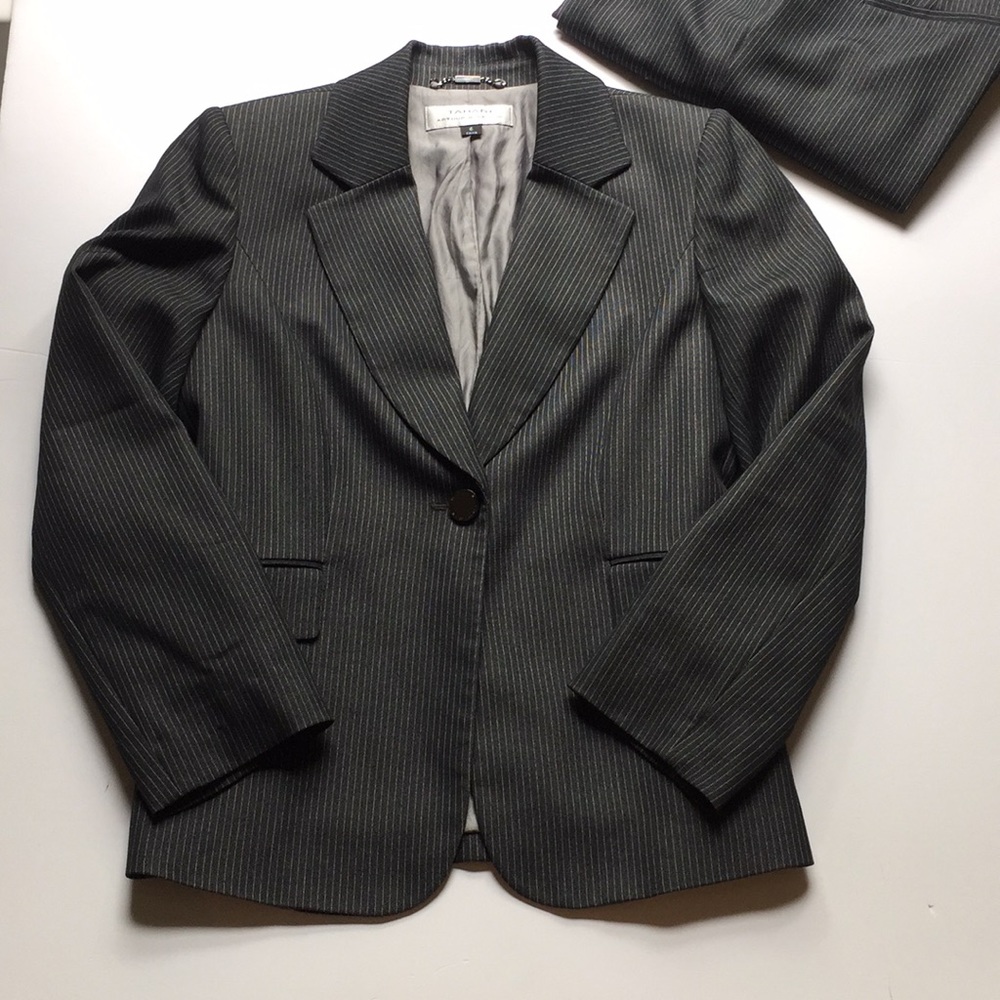 Tahari pinstripe pantsuit sz4/6